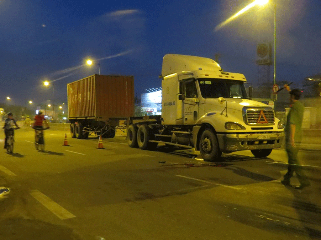 Người đàn ông bị container cán tử vong lúc rạng sáng - ảnh 1